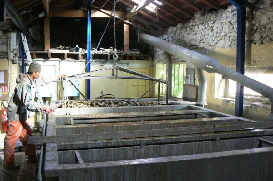 Décaper les volets avant de peindre??? Decapage-bains-chimiques